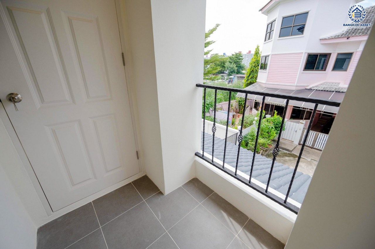 บ้านมือสองตกแต่งใหม่ โครงการ ปฐวีกาญจน์ ประชาชื่น-แจ้งวัฒนะ ทำเลโซนเมือง ดีไซน์สุด Classic ใกล้เซ็นทรัลแจ้งวัฒนะ สนามบินดอนเมือง เดินทางสู่ใจกลางเมืองได้อย่างรวดเร็วด้วย ทางด่วน"ศรีสมาน" และรถไฟฟ้าสายสีชมพู "สถานีเมืองทองธานี" บนเนื้อที่ 61.6 ตร.ว. ฟังก์ชัน 3 ห้องนอน 4 ห้องน้ำ 1 ห้องแม่บ้านพร้อมห้องน้ำ จอดรถได้ 2 คัน